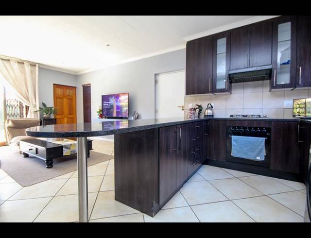 2 BEDROOM TOWNHOUSE FOR SALE IN THATCHFIELD
